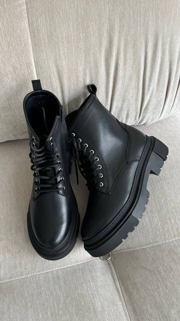 Black leather boots by White Boots with a fur lining, size 40, 36, Leather, Black, Leather, White Boots