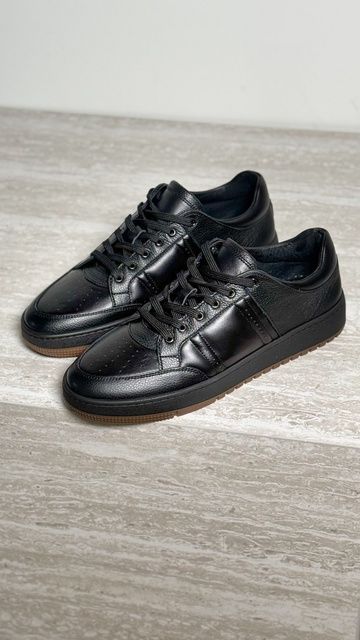 Ivl sneakers in black