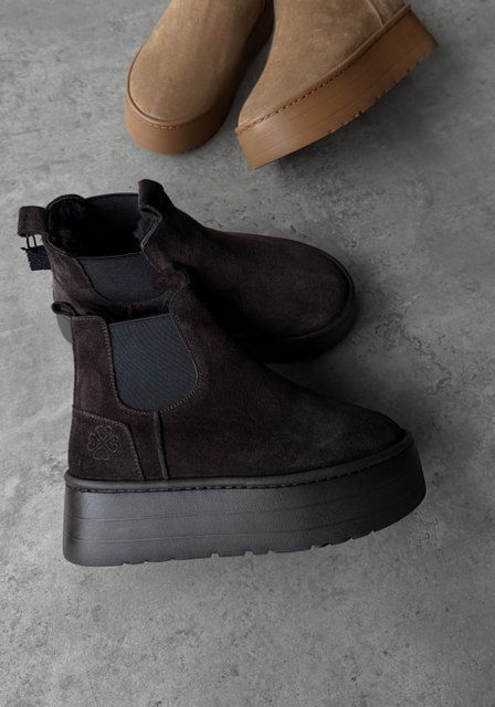 Ophelia Uggs, chocolate color, genuine suede, fur lining
